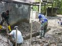 Kondisi Kurang Layak, Satgas TMMD ke-124 Kodim 1406/Wajo Rehabilitasi MCK Warga di Dusun Tobulelle